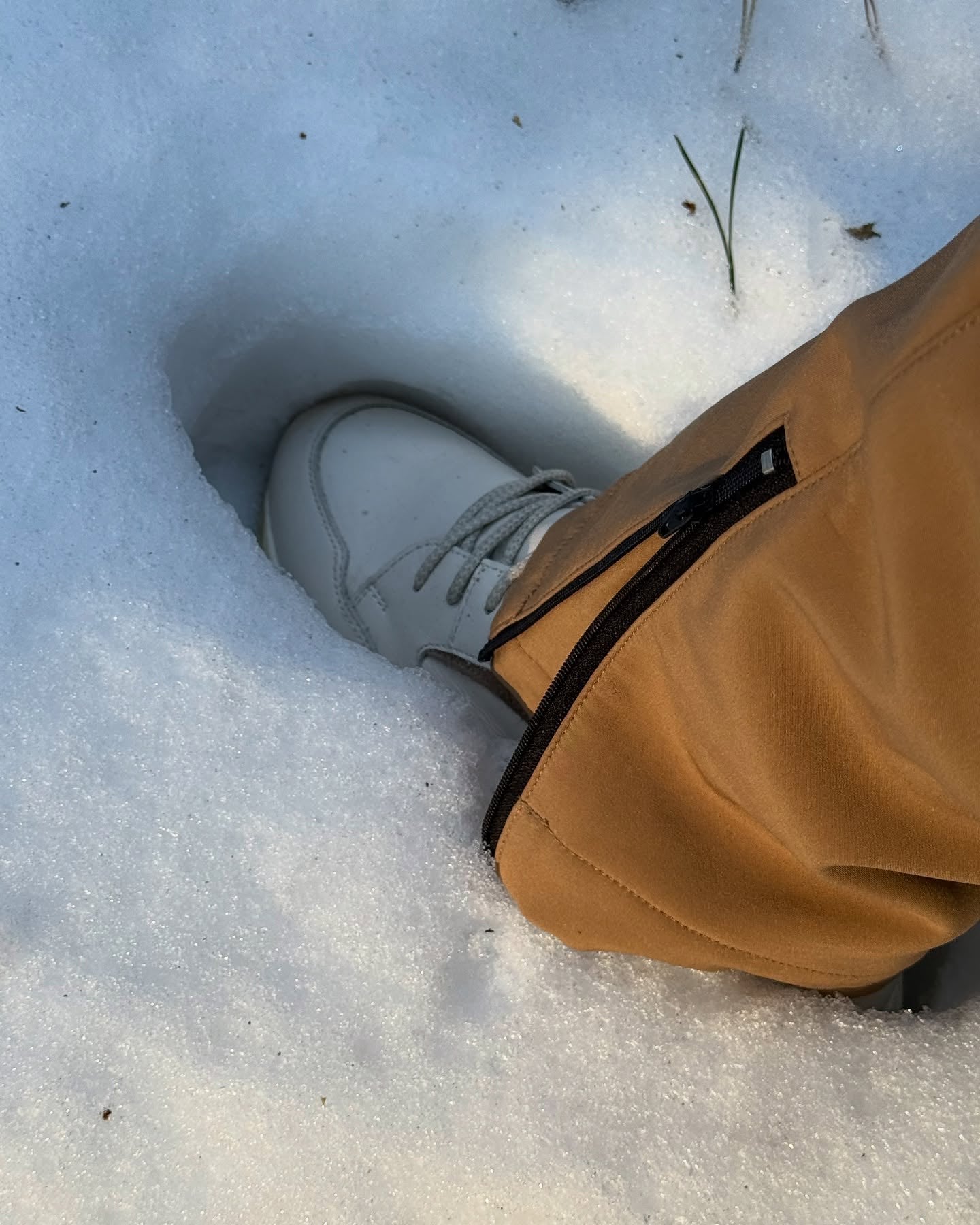 Slim-Cut Men's Heated Outdoor Pants – Abrasion-Resistant for Rough Hiking Trails